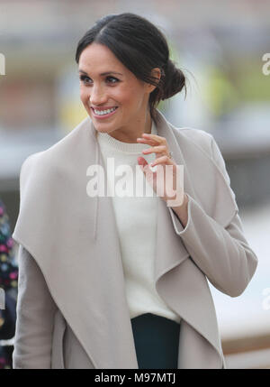 Meghan Markle kommt mit Prinz Harry für einen Besuch in der Titanic Belfast Maritime Museum in Belfast. Stockfoto