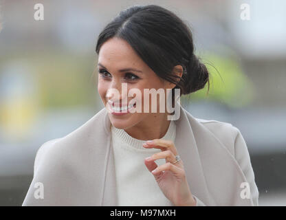 Meghan Markle kommt mit Prinz Harry für einen Besuch in der Titanic Belfast Maritime Museum in Belfast. Stockfoto