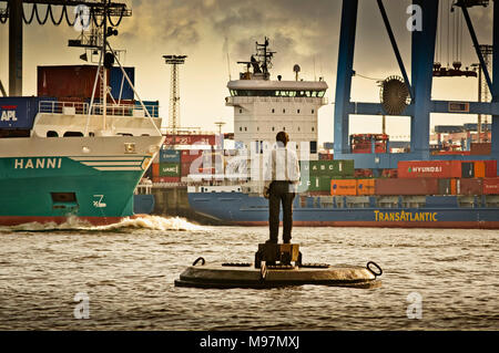 Deutschland, Hamburg, Övelgönne, Elbe, Elbstrand, Hafen, Containerterminal, HHLA Burchardkai, Containerschiff, Skulptur, Elbboje, 'Mann im Strom' Stockfoto