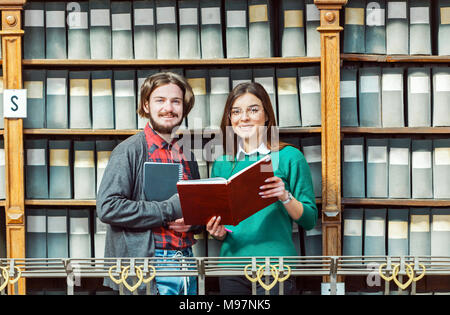 Studenten in der Bibliothek Stockfoto