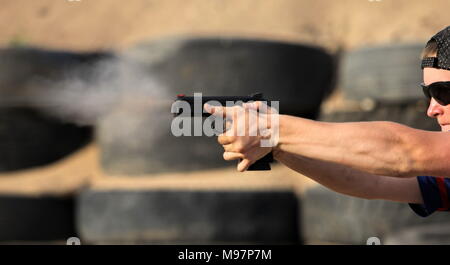 Professionelle shooter feuerte aus einer Pistole, Seitenansicht, close-up Stockfoto
