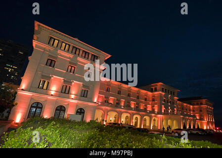 Horizontale Ansicht der Galle Face Hotel bei Nacht in Colombo, Sri Lanka. Stockfoto