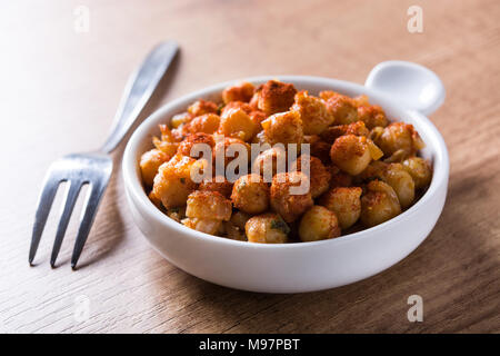 Gebraten würzige Kichererbsen auf hölzernen Tisch Stockfoto