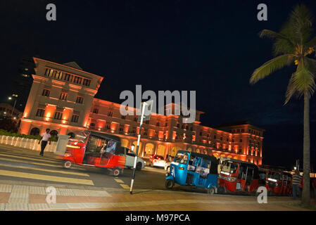 Horizontale Ansicht der Galle Face Hotel bei Nacht in Colombo, Sri Lanka. Stockfoto