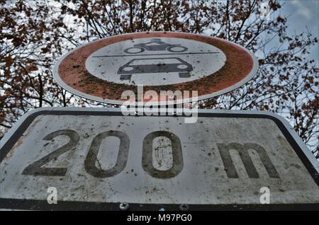 Straßenschild Schuß von unten Stockfoto