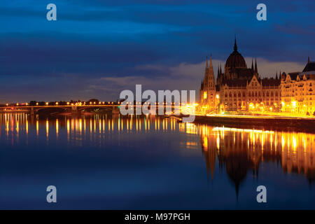 Ungarischen Parlament bei Nacht, in noch Donau wider Stockfoto