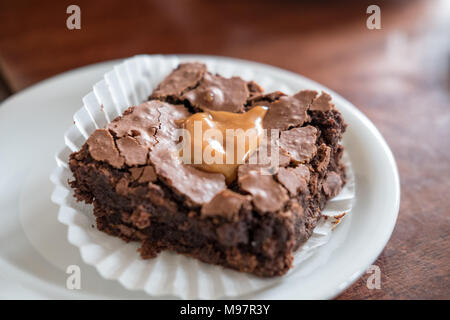 Nahaufnahme von Brownie mit Karamell Stockfoto
