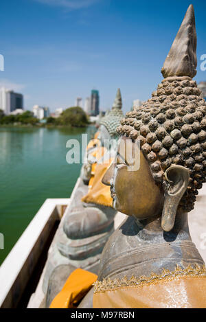 Vertikale Ansicht der vielen Buddha Statuen am Seema Malaka Tempel in Colombo, Sri Lanka. Stockfoto