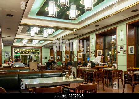 Das berühmte Café Slavia in Prag. Es wurde 1884 eröffnet Stockfoto