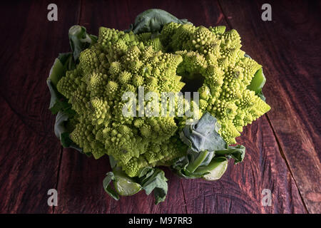 Romanesco Brokkoli oder Blumenkohl auf rustikale Oberfläche Stockfoto