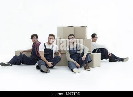 Freundliche Mitarbeiter mit gestapelte Kisten isoliert auf Weiss. Stockfoto