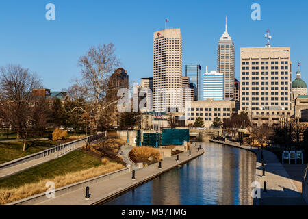 Indianapolis - ca. März 2018: Indy Downtown Skyline an einem sonnigen Tag mit der neu umbenannten Salesforce Turm und State Capitol vom Canal Walk VI. Stockfoto