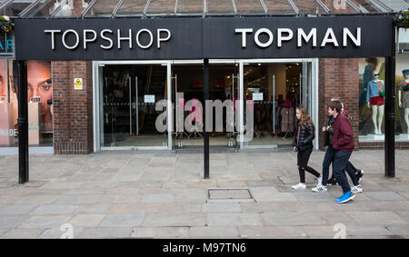 YORK, Großbritannien - 23 März, 2018. Eine Gruppe von Teenagern an der Vorderseite des Bekleidungsgeschäft Topman und die durch die Arcadia Group. Stockfoto