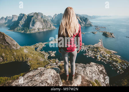 Junge blonde Frau allein auf Klippe Berg Reisen lifestyle Erkundung Konzept Abenteuer outdoor Sommer Ferien in Norwegen Stockfoto