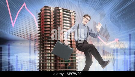 Geschäftsmann mit Tasche und hohes Gebäude mit wirtschaftlichen Finanzen Hintergrund Stockfoto