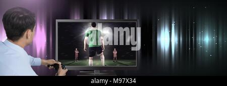 Hände halten Gaming Controller mit Fußball-Spieler im Fernsehen Stockfoto