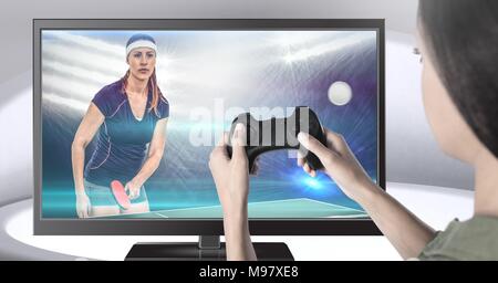 Hände halten Gaming Controller mit Tischtennis Spieler im Fernsehen Stockfoto