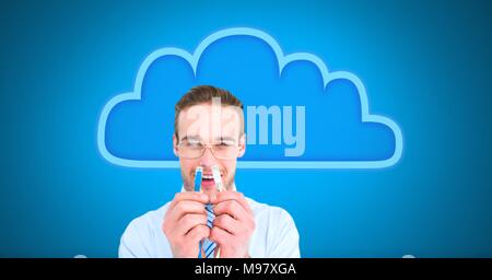 Mann mit Kabel Verbindung mit Cloud Stockfoto