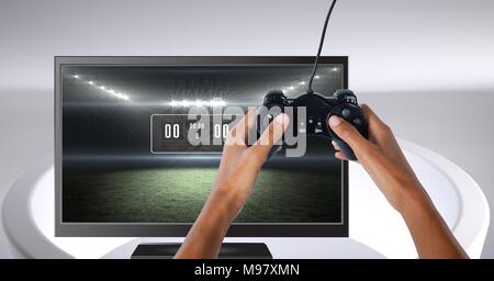 Hände halten Gaming Controller mit Sport Arena Stadion Score im Fernsehen Stockfoto