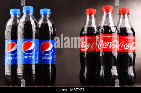 POZNAN, Polen - Mar 1, 2018: Kunststoff Flaschen Coca Cola und Pepsi, Marken von zwei führenden Wettbewerber auf den globalen Markt für alkoholfreie Getränke Stockfoto