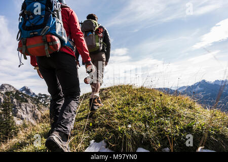 Österreich, Tirol, junges Paar Wandern in den Bergen Stockfoto