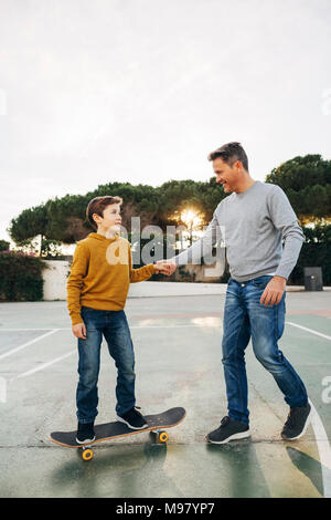 Vater, Sohn, Skateboard Stockfoto