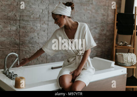 Junge Frau bereitet ein Bad im Spa Stockfoto