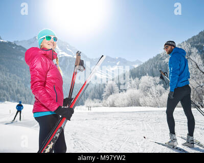 Österreich, Tirol, Luesens, Sellrain, zwei Langläufer in der verschneiten Landschaft Stockfoto