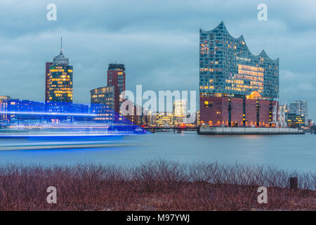 Deutschland, Hamburg, Blick über die Elbe nach Elbphilharmonie Stockfoto