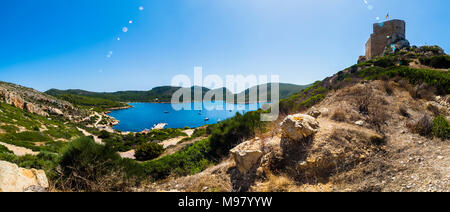 Spanien, Balearen, Mallorca, Colònia de Sant Jordi, Parque Nacional de Cabrera, Cabrera-Nationalpark, Cabrera-Archipel, Ausblick auf Hafen und Burg vo Stockfoto