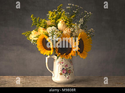 Sonnenblumen in Antike Kanne Stockfoto