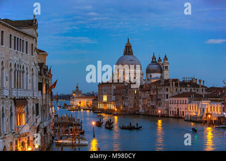 Italien, Veneto, Venedig, Gondeln am Canale Grande vor der Basilika di Santa Maria della Salute Stockfoto