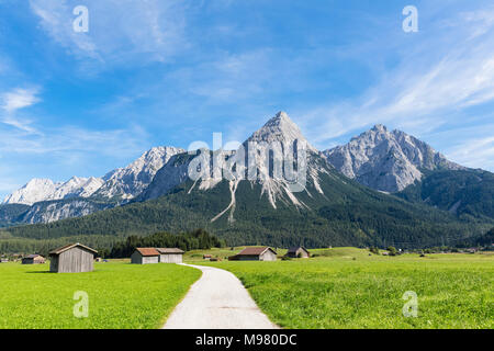 Österreich, Tirol, Lermoos, Ehrwalder Becken, Blick auf die Ehrwalder Sonnenspitze, Gruenstein, Ehrwald, Mieminger Kette Stockfoto