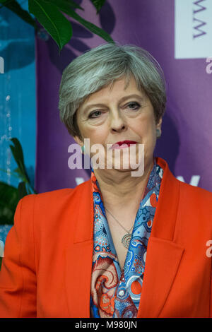 Maidenhead, Großbritannien. 8. Juni 2017. Theresa May wartet ihrer Dankesrede zu machen, als Sie als Mitglied des Parlaments für 70563 wiedergewählt wird. Stockfoto