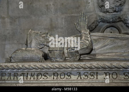 Grab von Vasco da Gama 1460 - 1524 Portugiesische Entdecker und die ersten Europäischen Indien zu erreichen. Das Jerónimos Kloster (1469-1521) Hieronymites Kloster, ist ein ehemaliges Kloster Kloster des Ordens des heiligen Hieronymus in der Nähe des Tejo in der Pfarrei von Belém (das Kloster ist eines der prominentesten Beispiele der Portugiesischen Spätgotischen manuelinische Stil der Architektur.) Portugiesisch in Lissabon, Portugal. Stockfoto