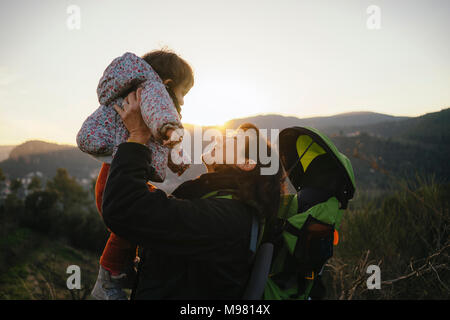 Spanien, Barcelona, Oma mit Enkelin während einer Wanderung bei Sonnenuntergang Stockfoto