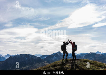 Österreich, Tirol, junges Paar in der Bergwelt Jubel Stockfoto