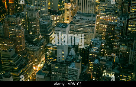 USA, New York, Manhattan, Hochhäuser in der Nacht Stockfoto