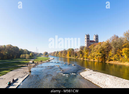 Deutschland, Bayern, München, Isarauen mit Fruehlingsanlagen, Kirche St. Maximilian und KWK-Anlage im Hintergrund Stockfoto