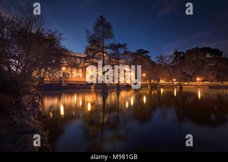 Spanien, Madrid, Cristal Palace in der Nacht im Park El Retiro Stockfoto