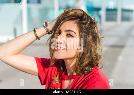 Porträt der lächelnde junge Frau im freien Stockfoto