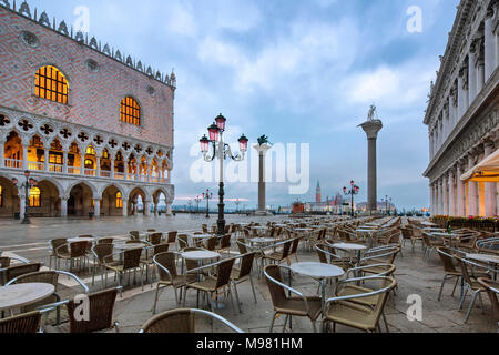 Italien, Veneto, Venedig, Markusplatz und der Dogenpalast am Morgen Stockfoto