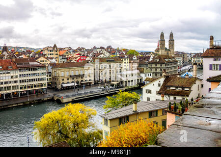 Schweiz, Zürich, Blick auf die Stadt mit großer Münster und Limmat Stockfoto