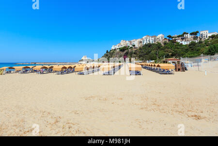 Strand von Sperlonga und Torre Truglia, Provinz Latina in der italienischen Region Latium. Personen unkenntlich. Stockfoto