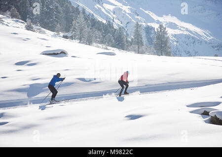 Österreich, Tirol, Luesens, Sellrain, zwei Langläufer in der verschneiten Landschaft Stockfoto