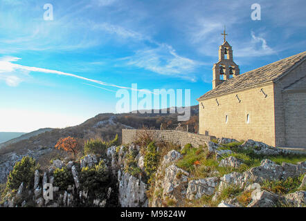 Blick auf die Kirche St. Nikolaus im Dorf Žlijebi, Bucht Kotor, Montenegro. St. Nikolaus ist eine Kirche aus dem 16. Jahrhundert, die für ihre herrliche Aussicht bekannt ist. Stockfoto