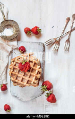 Belgische Waffeln mit Erdbeeren und Puderzucker Stockfoto