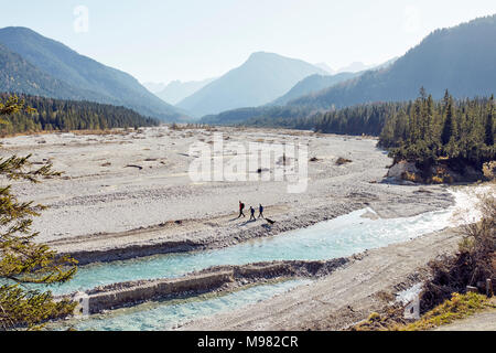 Deutschland, Bayern, Karwendel, Gruppe von Freunden Wandern mit Hund am Flußufer Stockfoto