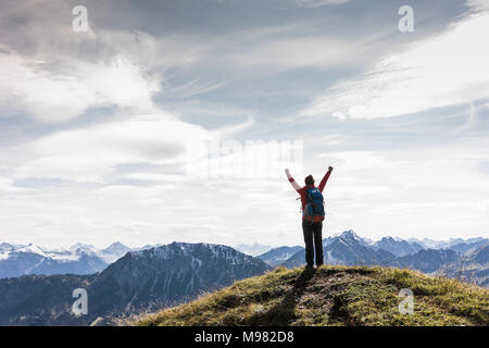 Österreich, Tirol, junge Frau, die in der Bergwelt Jubel Stockfoto