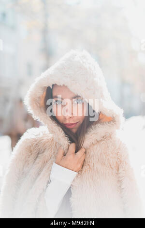 Porträt der jungen Frau bekleidet mit Kapuze Pelzjacke Stockfoto